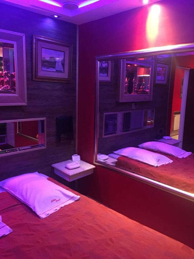 Love hotel Gilda