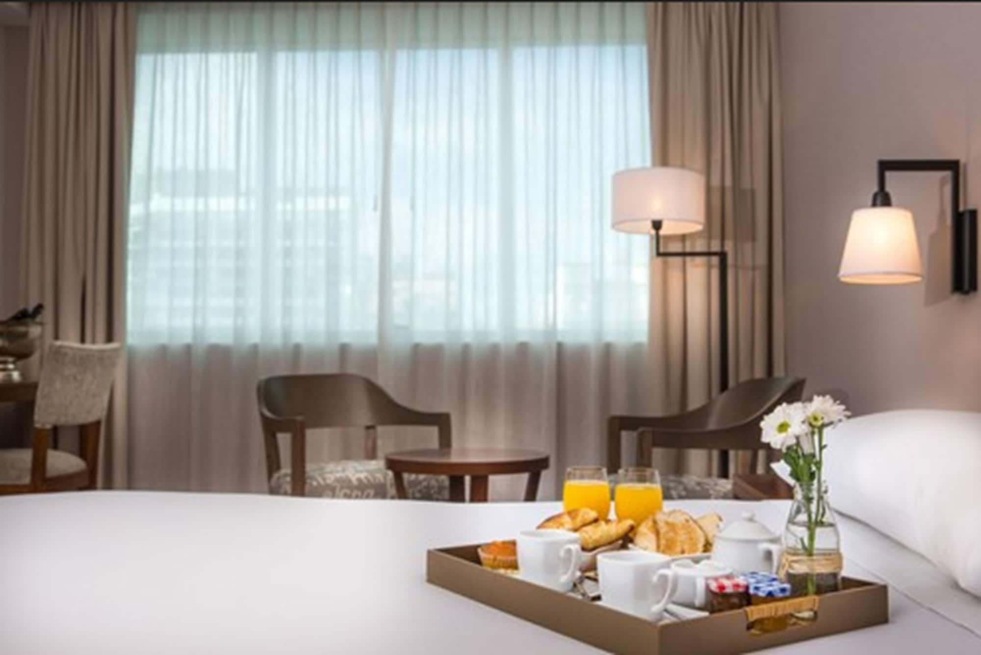 Hotel Howard Johnson Plaza 4*