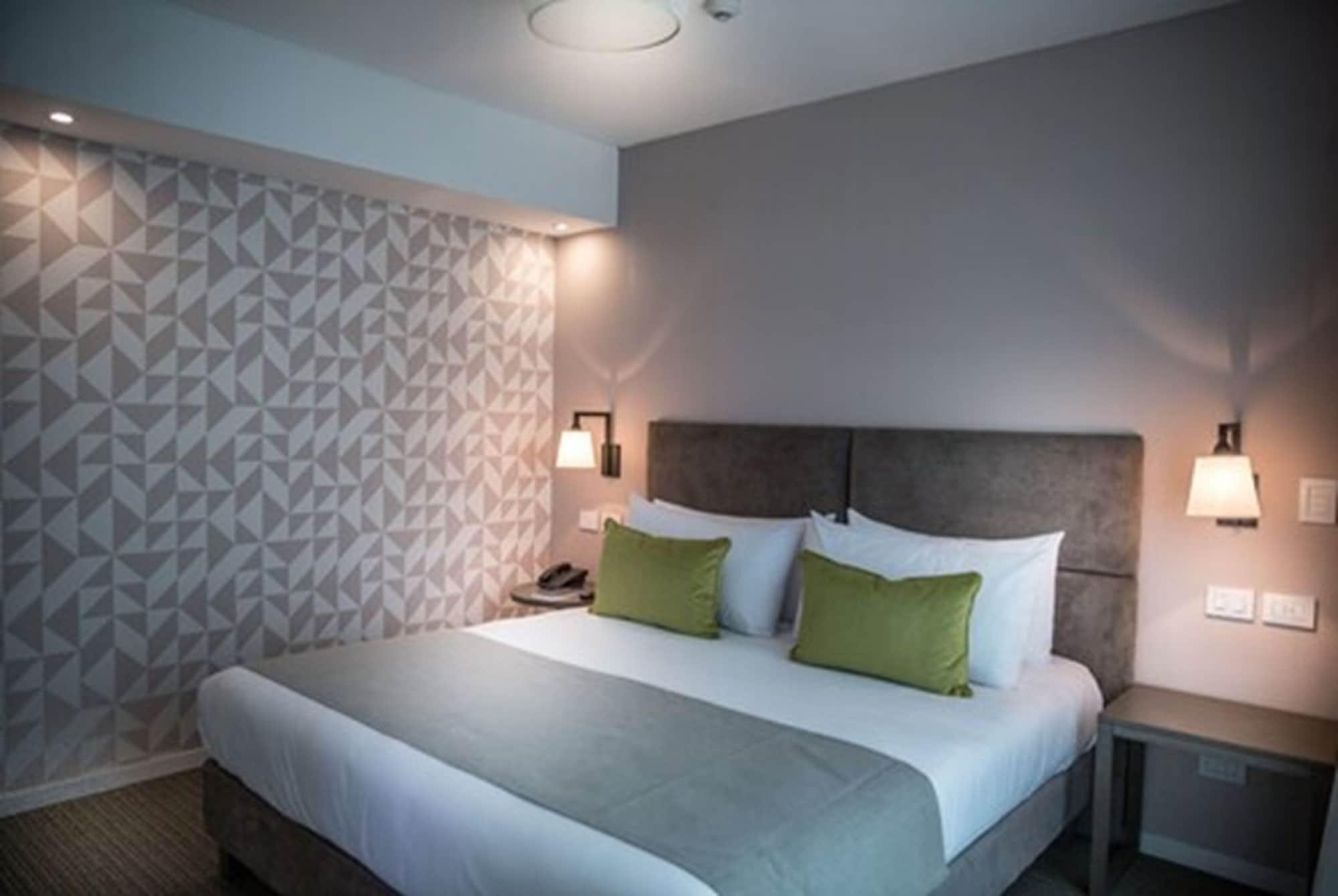 Howard Johnson Plaza Hotel