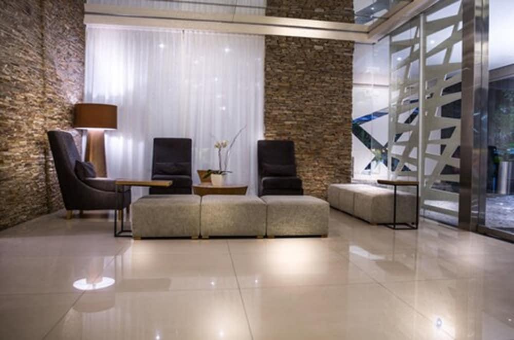 Hotel Howard Johnson Plaza 4*