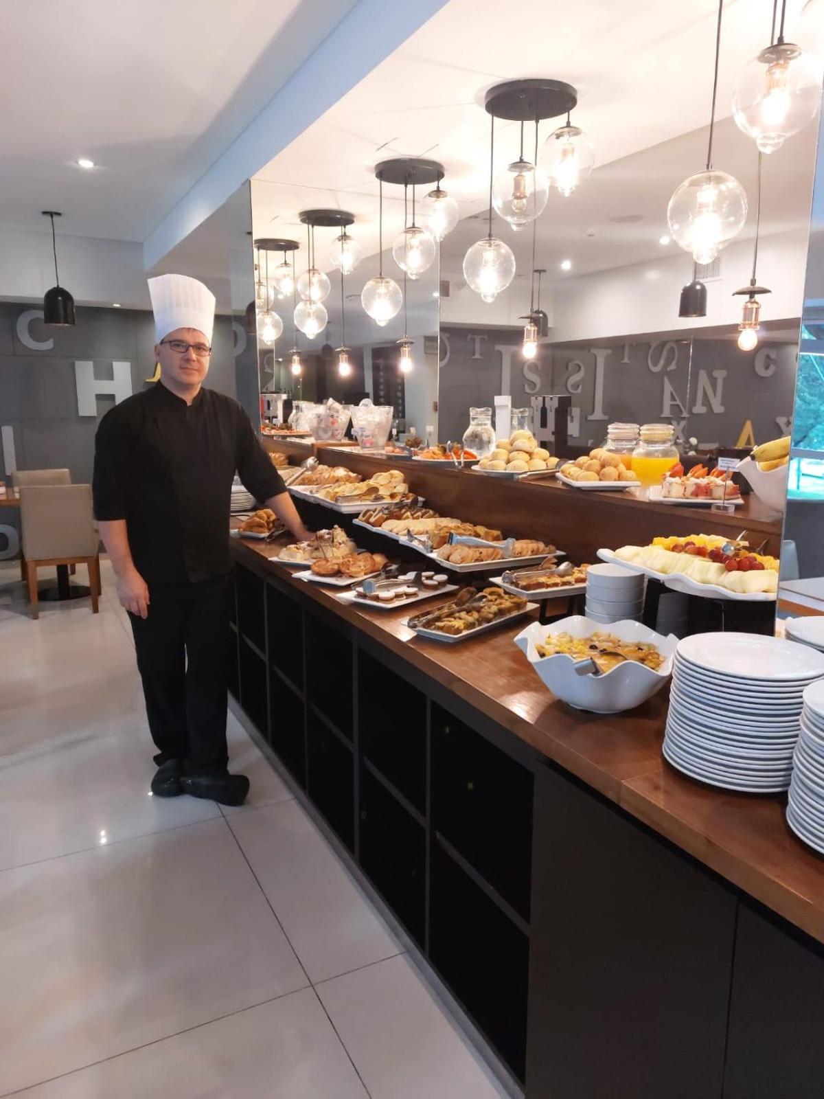 Howard Johnson Plaza Hotel 4*