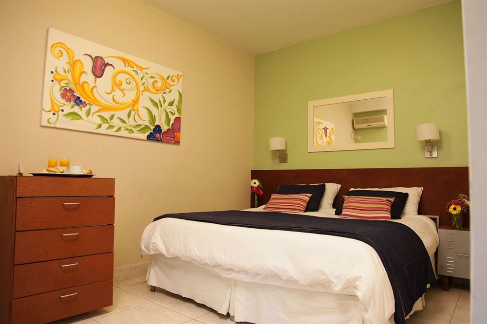 2055 Petit * Cost * Hotel