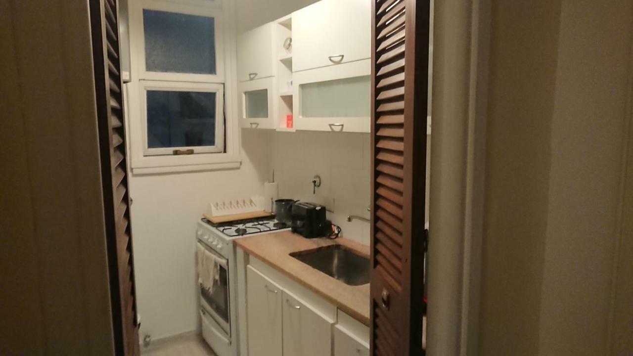 Excelente Departamento Con Balcon A La Calle Sobre Avenida Apartment *