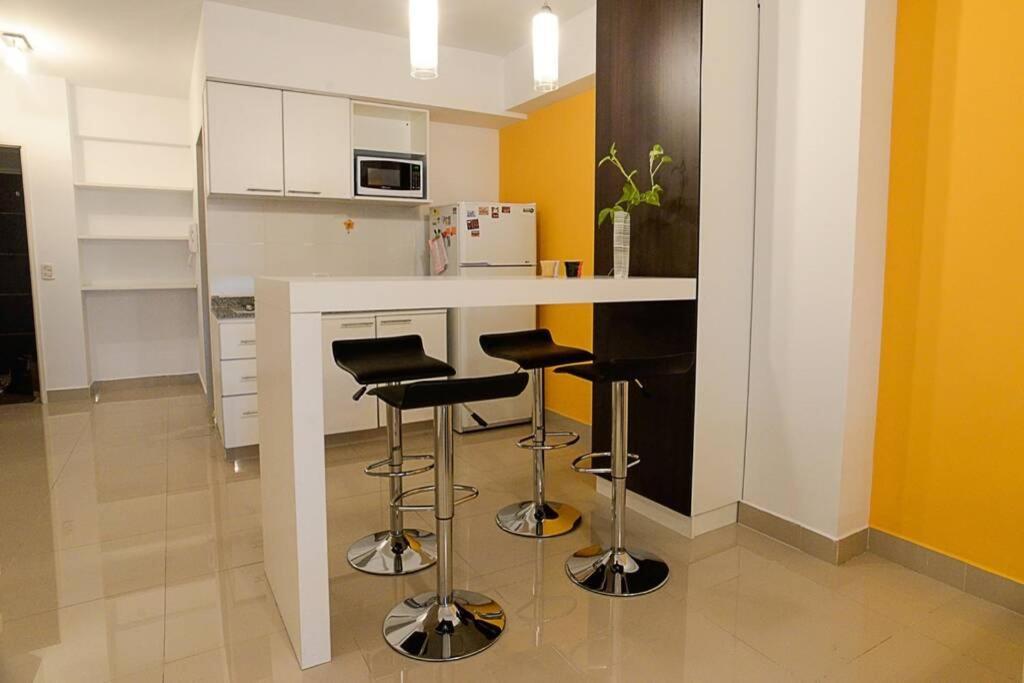 Cozy, Lots Of Light, Great Location Apartment *
