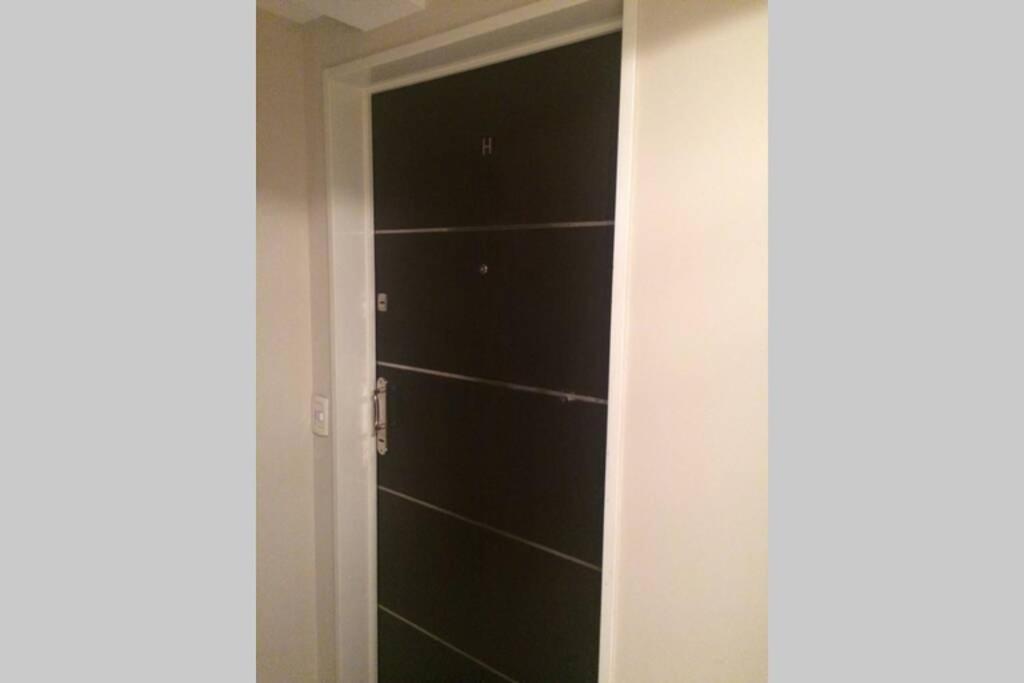 Cozy, Lots Of Light, Great Location Apartment *
