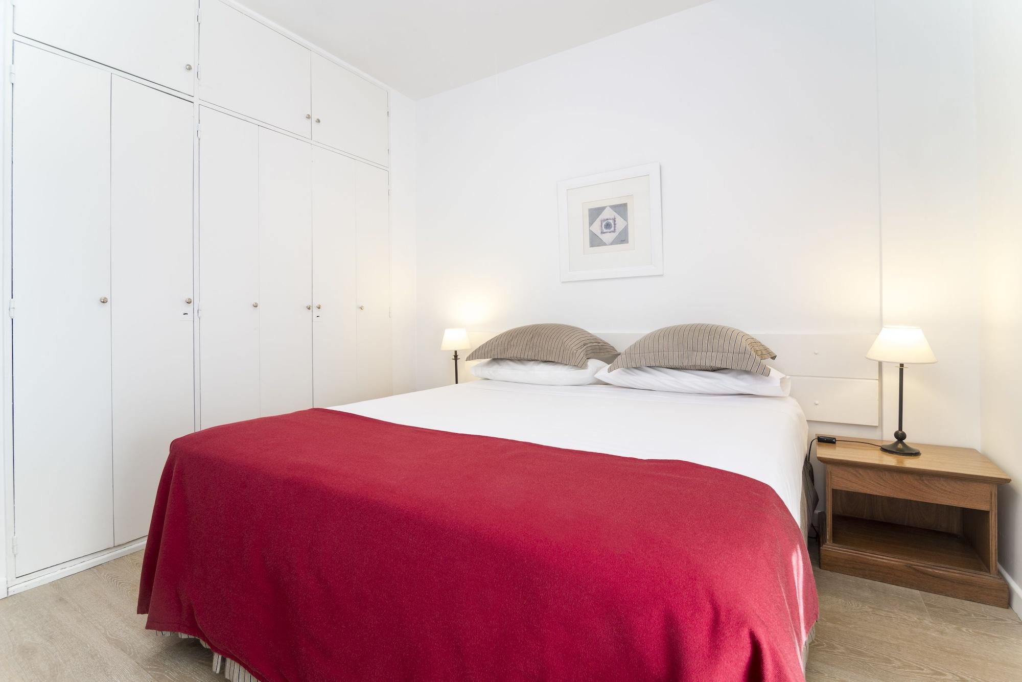 Loi Flats 4*