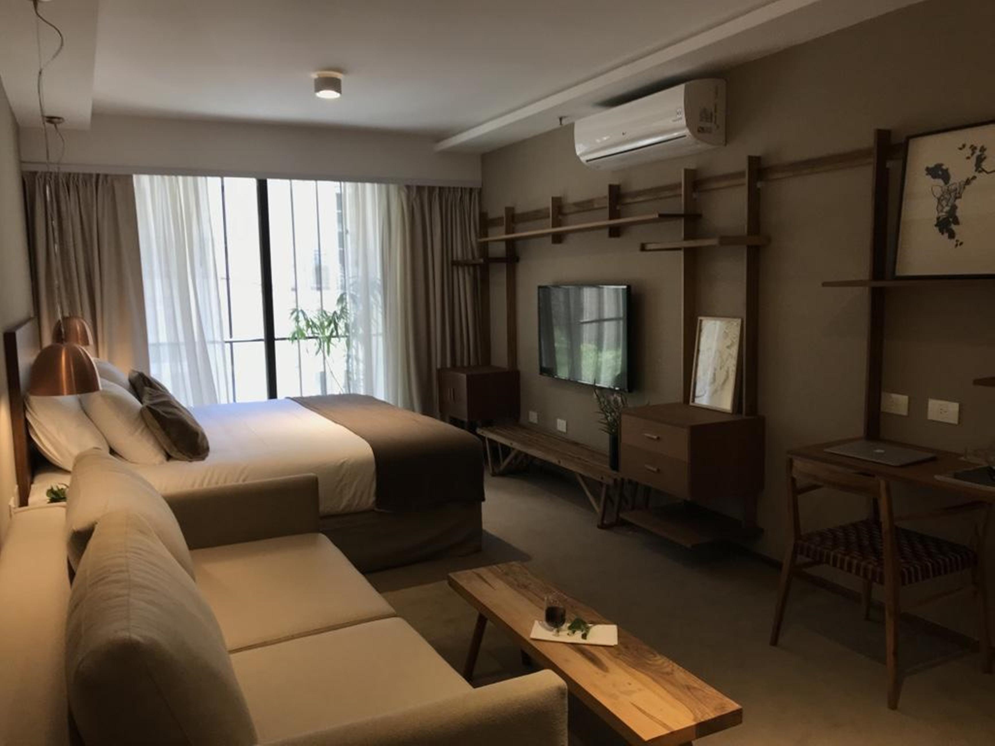 Hotel Aq Tailored