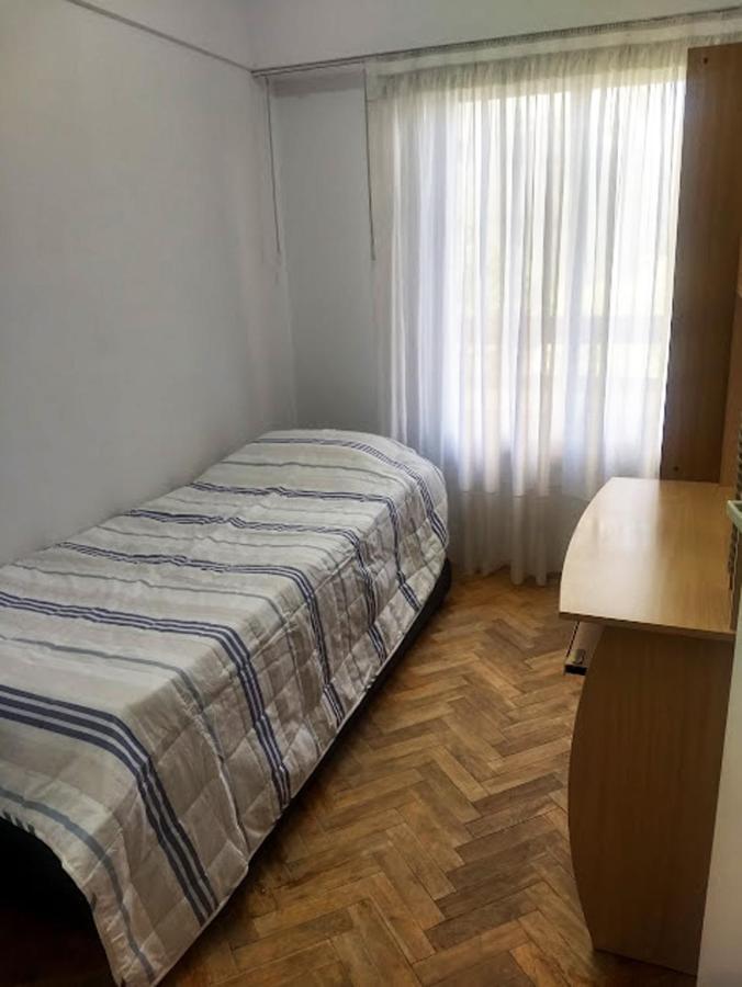 4 Huespedes A 1 Cuadra De Parque Centenerario. Zona Hospitales Buenos Aires