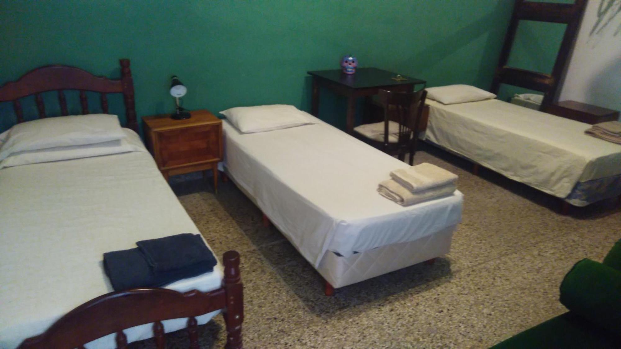 Casa Compartida Con Patio Y Sol Homestay *